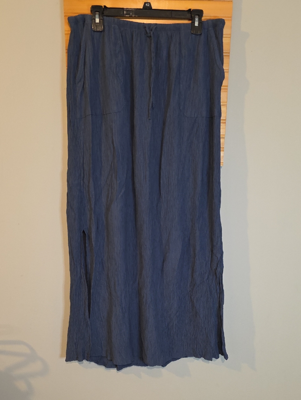 a.n.a Women's Navy Flowy Crinkle Skirt Sz L